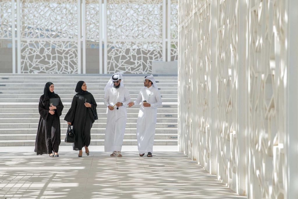 الذكاء العاطفي في بيئة العمل: بوابة للانسجام والنجاح المهني